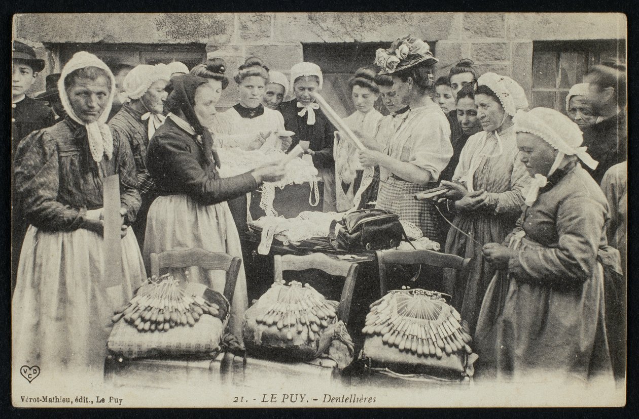 Cartolina raffigurante le merlettaie di Le Puy, c.1900 da French Photographer