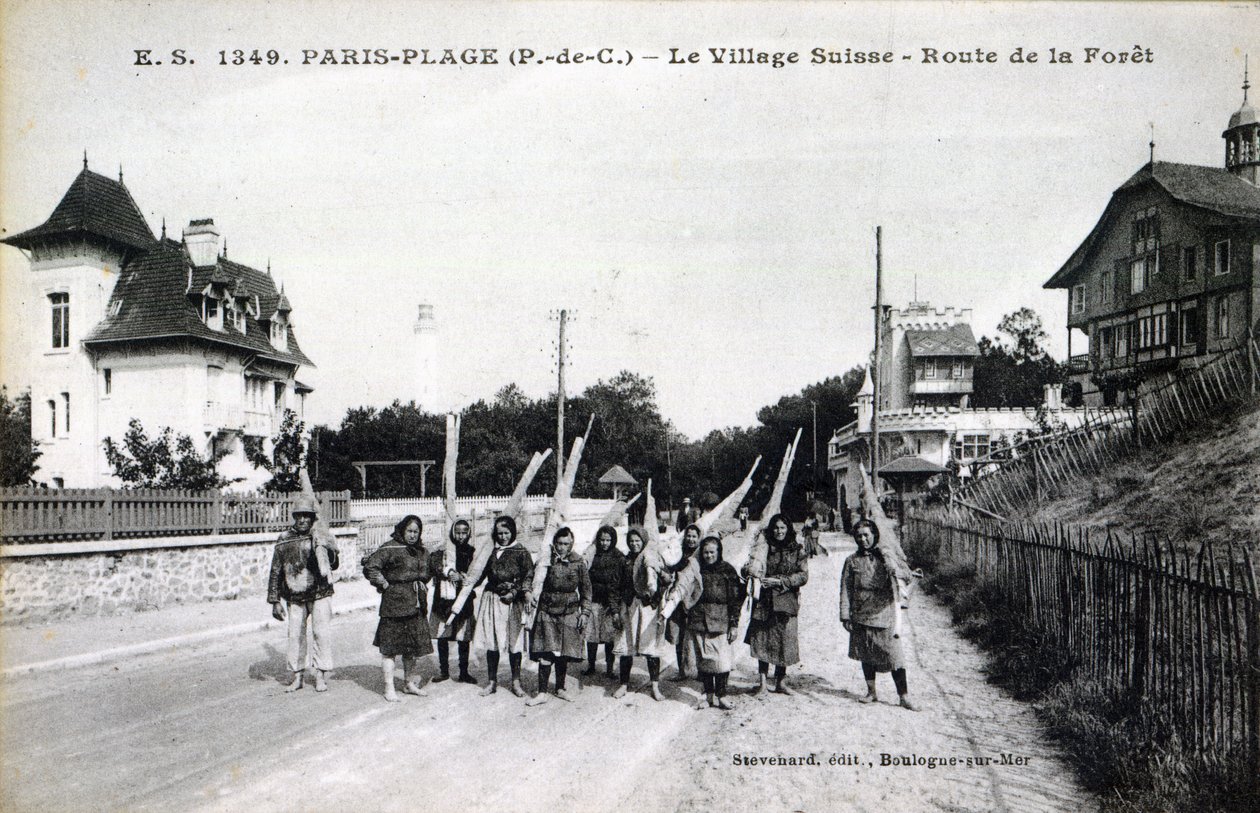 Cartolina raffigurante i pescatori di gamberi al Village Suisse, Paris-Plage, c.1910 da French Photographer