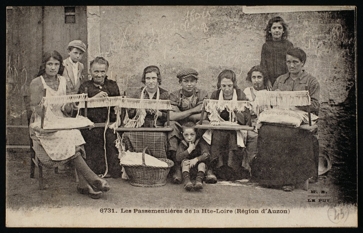 Cartolina raffigurante i produttori di arredamenti morbidi nella regione di Auzon, c.1900 da French Photographer