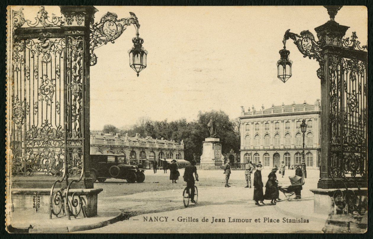 Cartolina raffigurante la Square Stanislas e le ringhiere in ferro battuto dorato di Jean Lamour a Nancy, Francia, c.1920 da French Photographer