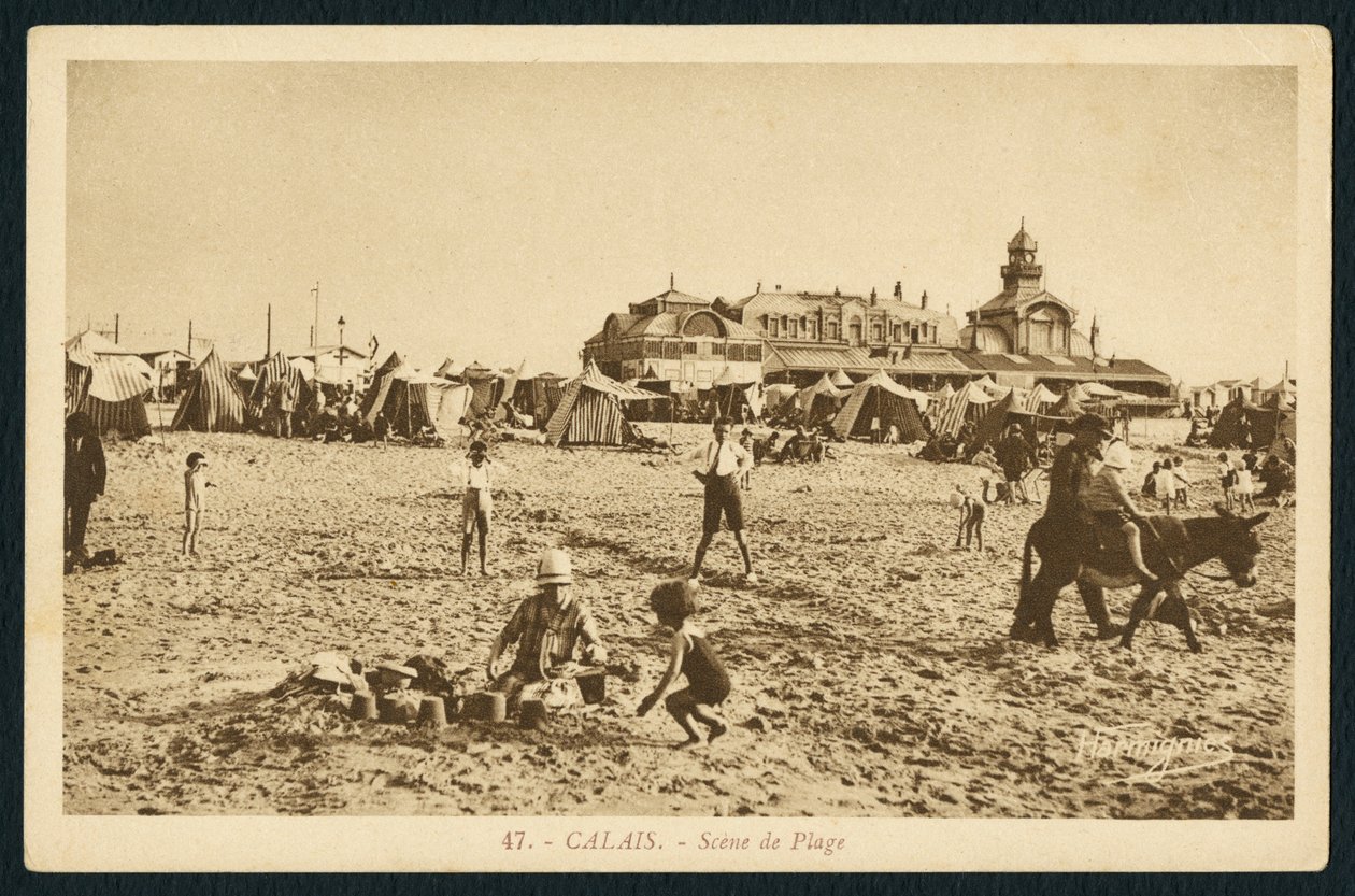 Cartolina raffigurante la spiaggia e il Casinò a Calais, Francia, c.1920 da French Photographer