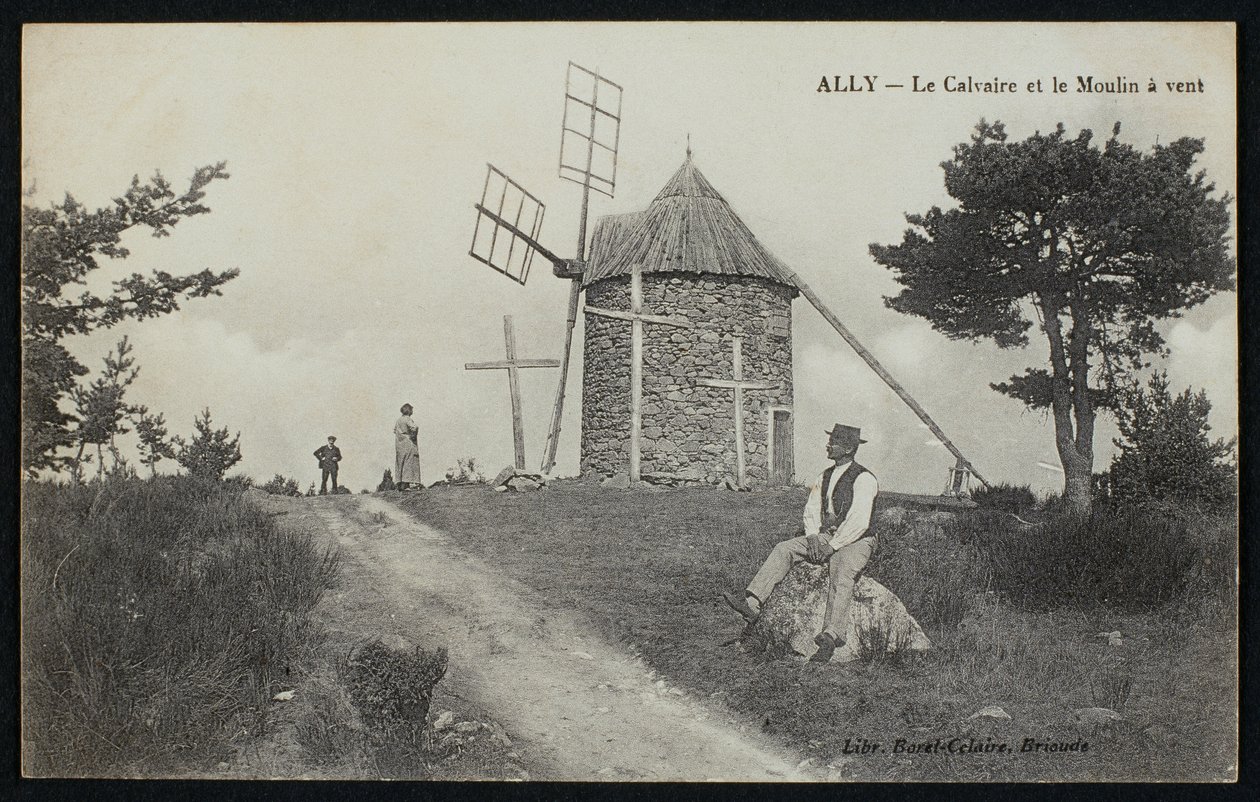 Cartolina raffigurante il calvario e il mulino a vento ad Ally, Le Puy-en-Velay, c.1900 da French Photographer