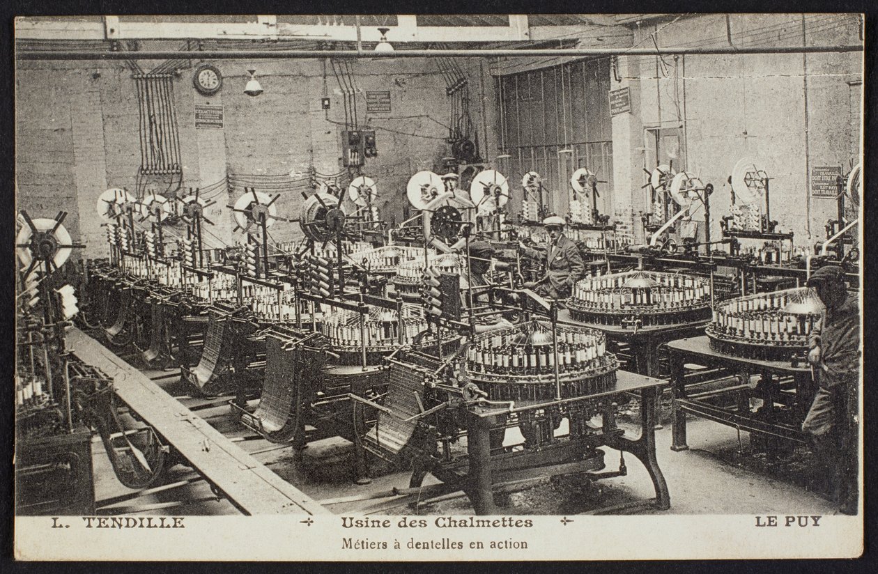 Cartolina raffigurante la fabbrica di merletti Les Chalmettes, L. Tendille, a Le Puy, c.1900 da French Photographer