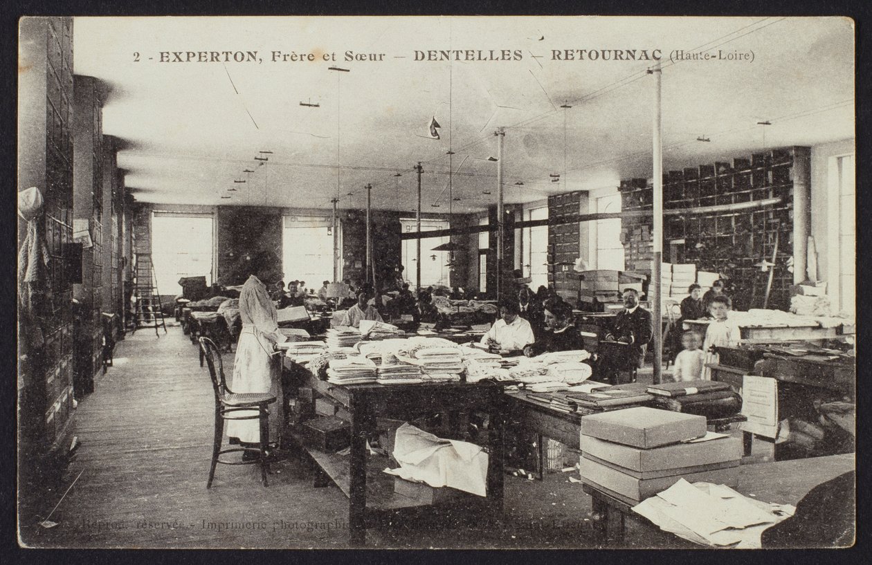 Cartolina raffigurante la fabbrica di merletti Experton, Frere et Soeur, a Retournac, c.1900 da French Photographer