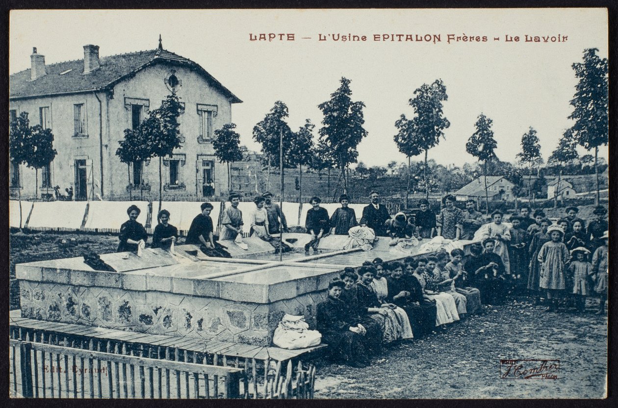 Cartolina raffigurante il lavatoio della fabbrica Epitalon Freres a Lapte, Haute-Loire, c.1900 da French Photographer