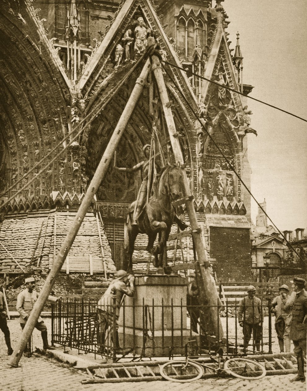 Cattedrale di Reims, messa in sicurezza della statua di bronzo, 1914-19 da French Photographer