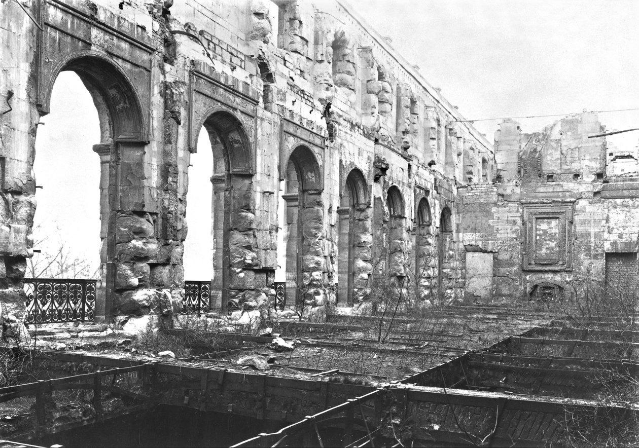 Rovine della Cour des Comptes durante la Comune di Parigi, 1871 da French Photographer