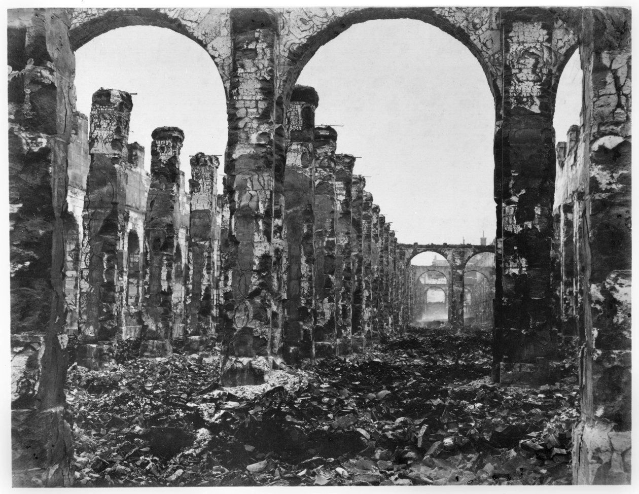 Rovine della Cour des Comptes durante la Comune di Parigi, 1871 da French Photographer