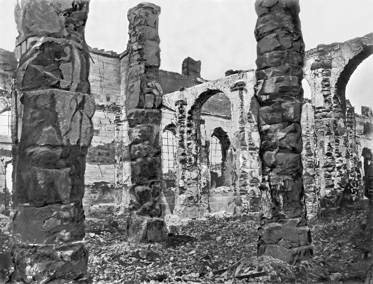 Rovine del magazzino durante la Comune di Parigi, 1871 da French Photographer