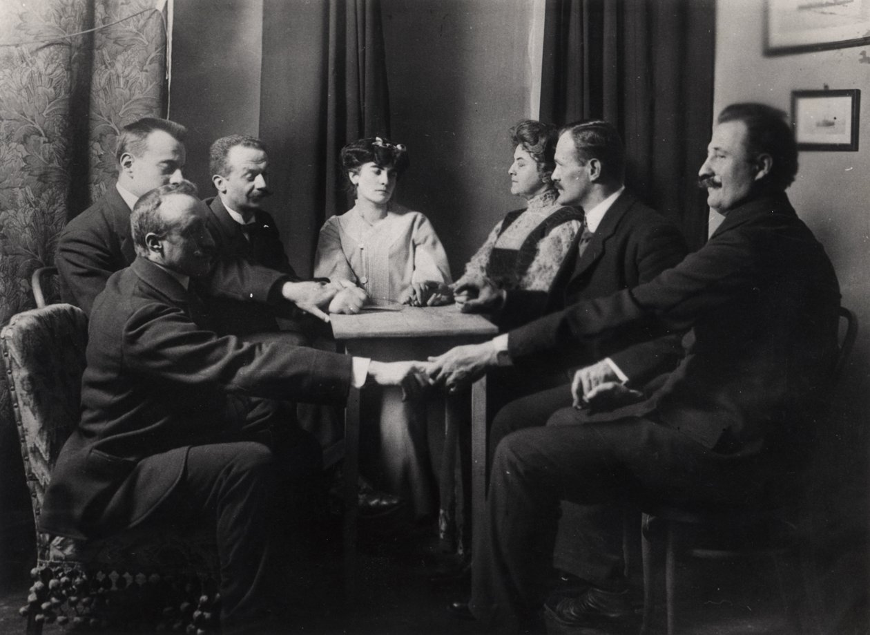 Seduta spiritica, da Fotografie di Fantasmi di E. Imoda, 1912 da French Photographer