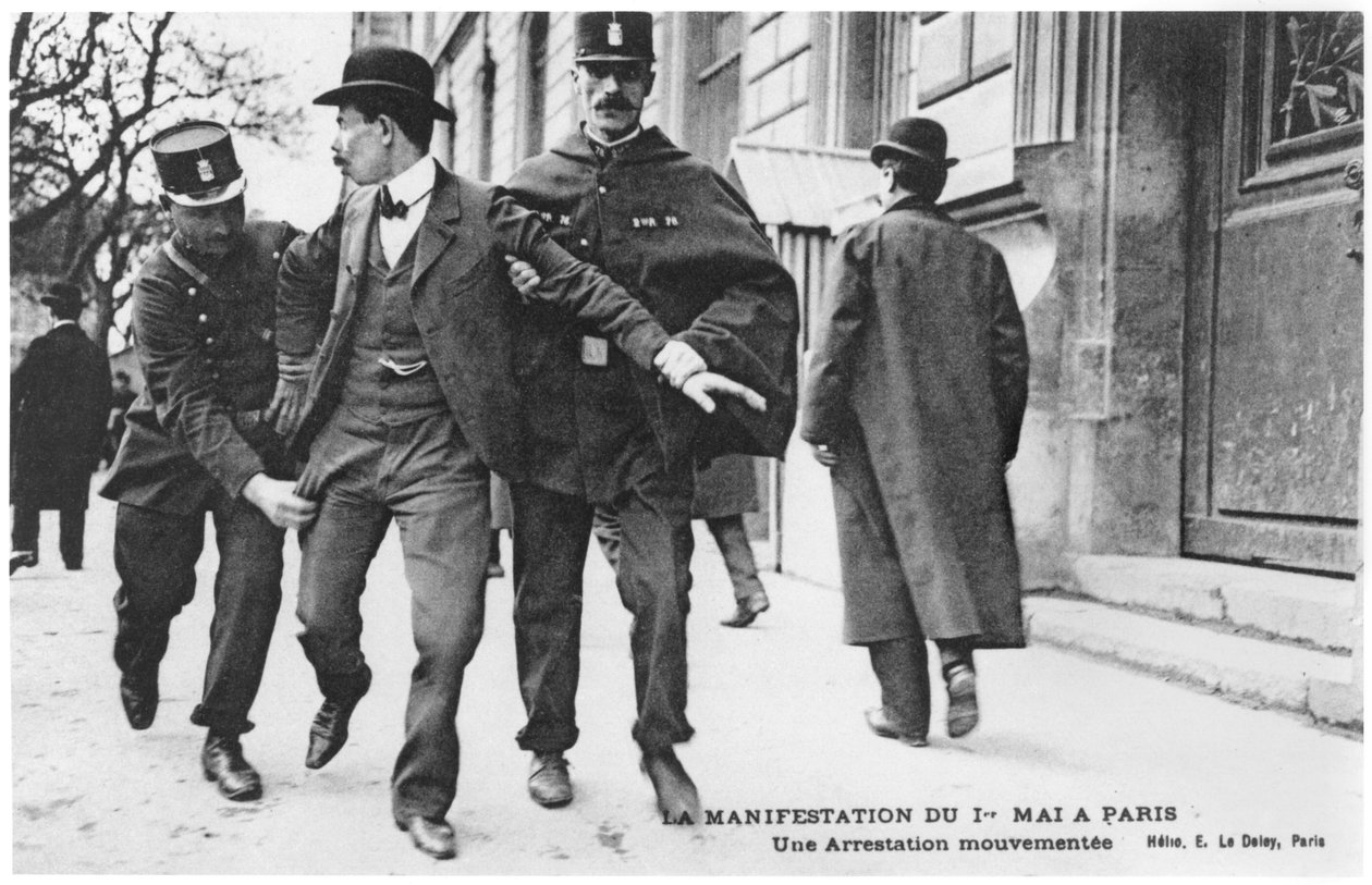 La dimostrazione per il 1° maggio a Parigi, un arresto movimentato, cartolina di E.Le Deley (elio) da French Photographer