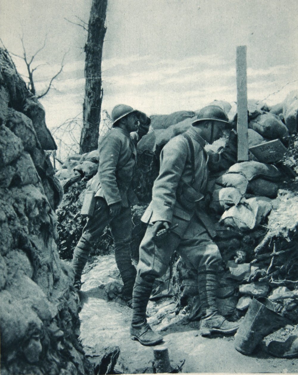 Il fronte francese: osservando la trincea nemica attraverso un periscopio prima di un lancio, illustrazione da The Illustrated War News, gennaio 1917 da French Photographer