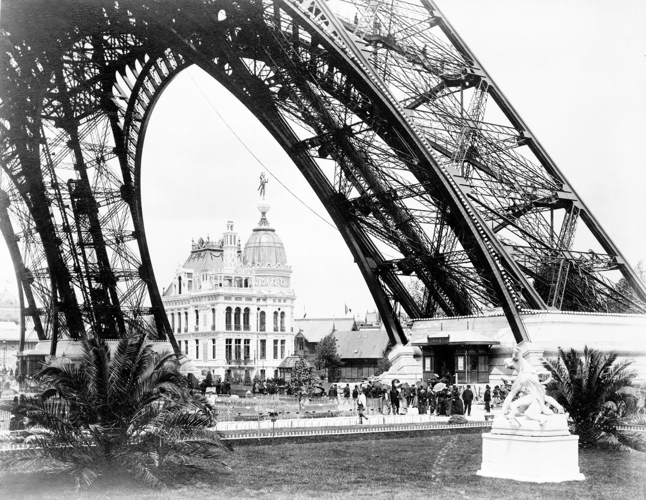Il Padiglione del Gas visto attraverso la base della Torre Eiffel, Esposizione di Parigi, 1889 da French Photographer