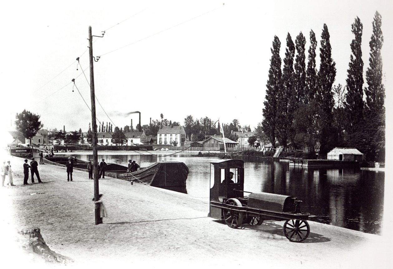 Trattore che traina una barca a Digione, 1894-5 da French Photographer