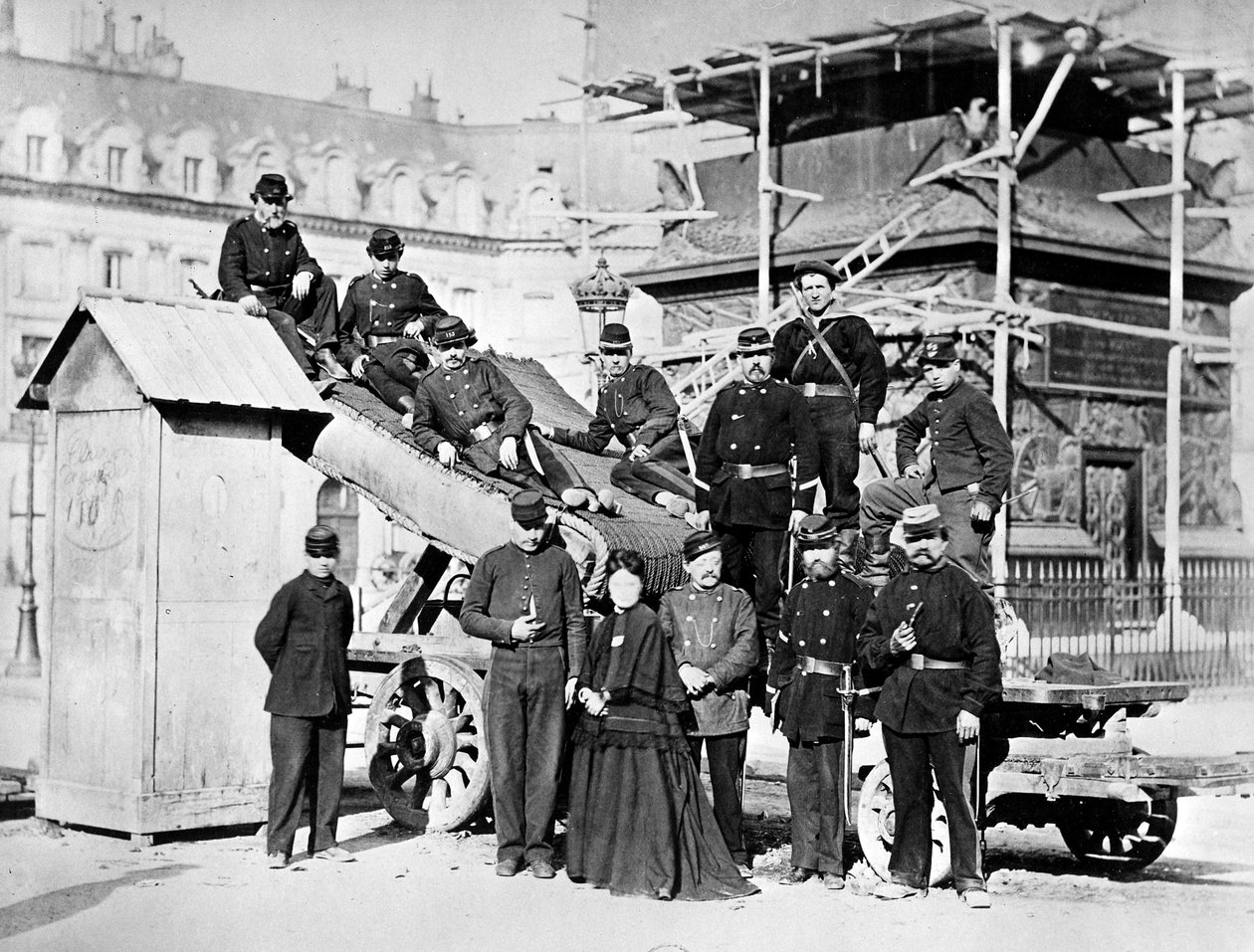 Truppe della Comune di Parigi in Place Vendôme, 1871 da French Photographer