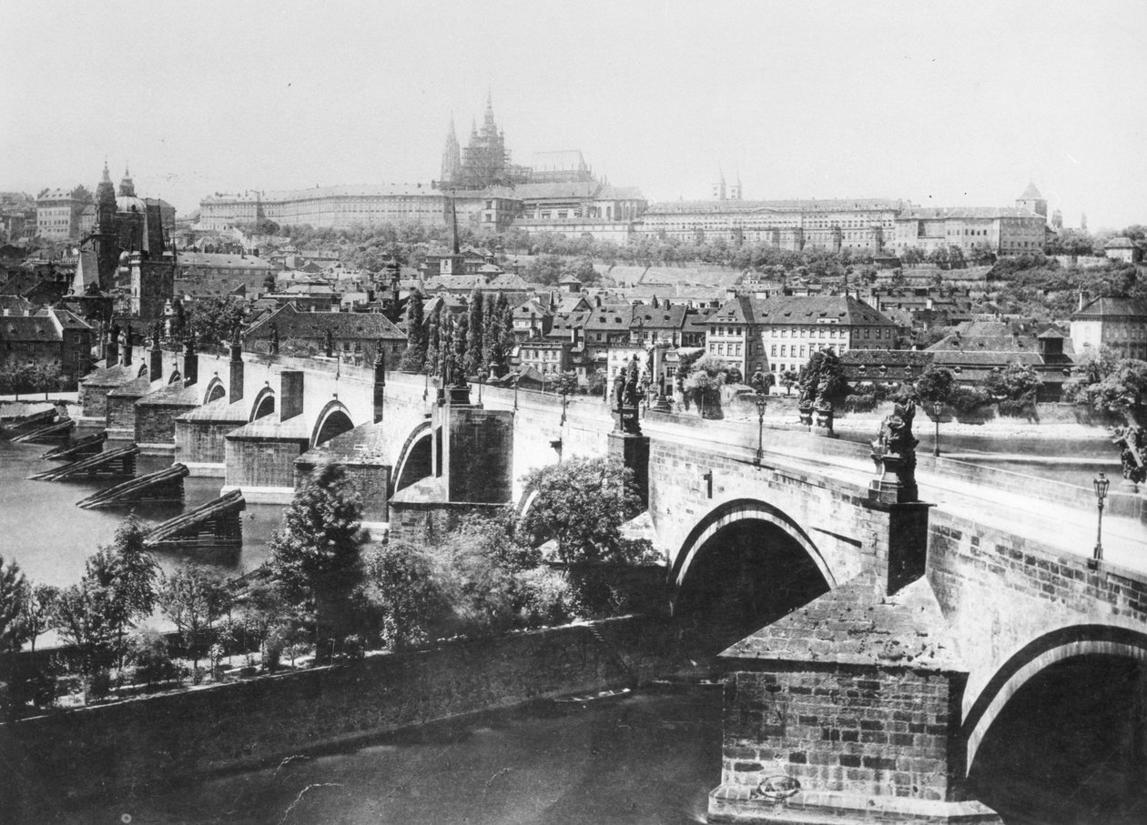 Veduta di Praga con il Palazzo Imperiale (Hradschin) e il Ponte Carlo, fine XIX secolo da French Photographer
