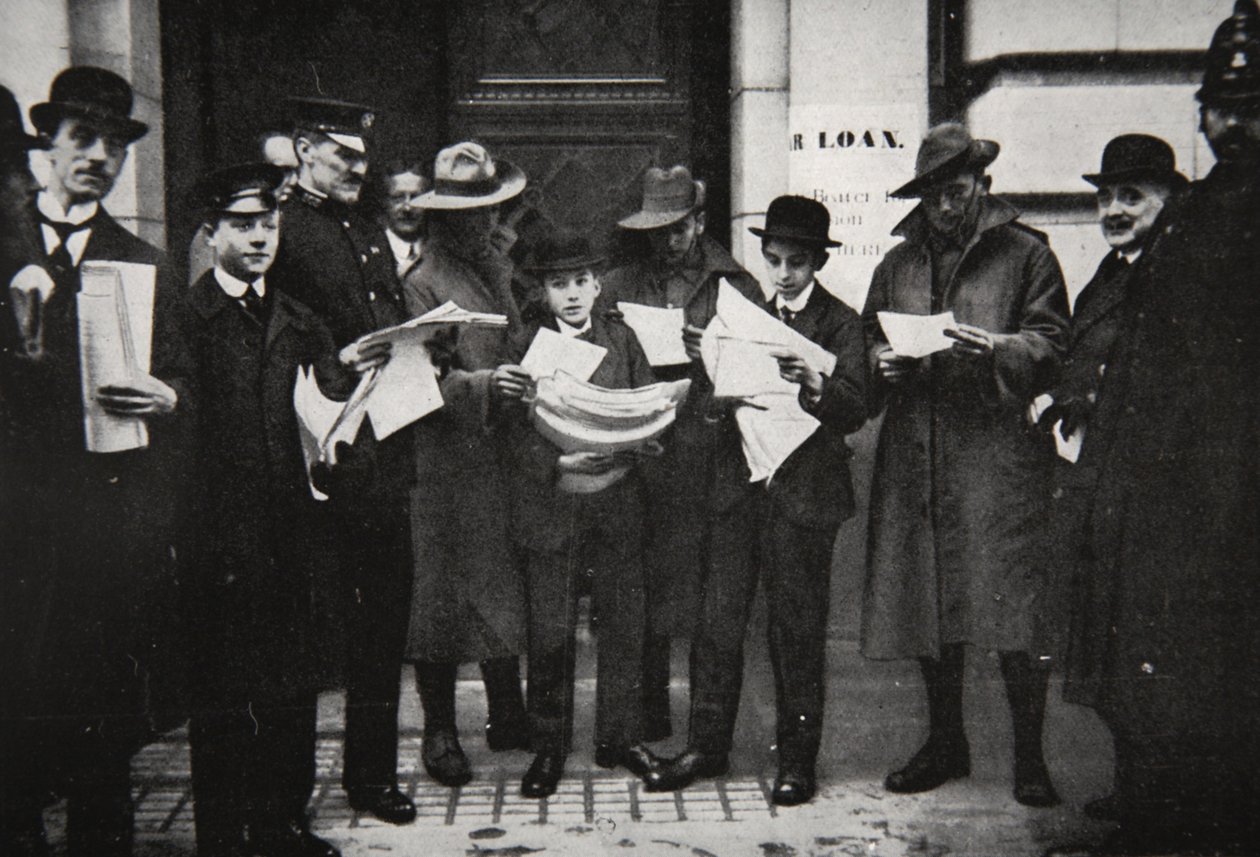 Prestiti di guerra: primi richiedenti con prospetti, illustrazione da The Illustrated War News, gennaio 1917 da French Photographer
