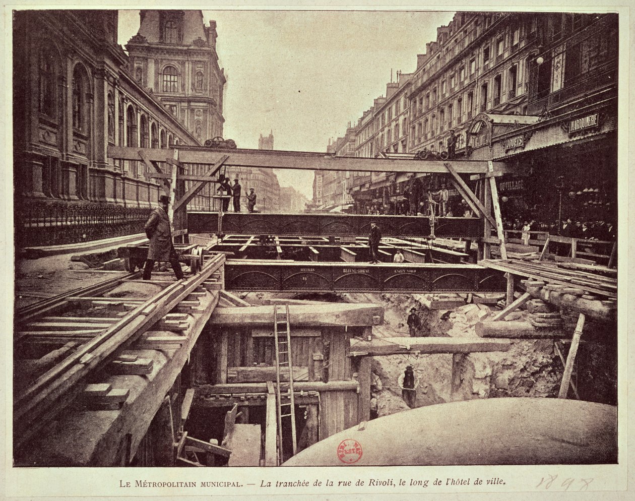 Costruzione del sistema metro lungo la rue de Rivoli, 1898 da French School