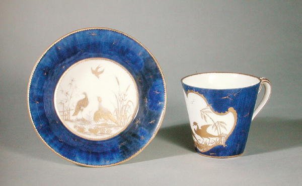 Tazza e piattino decorati con uccelli su sfondo blu, laboratorio di Vincennes da French School