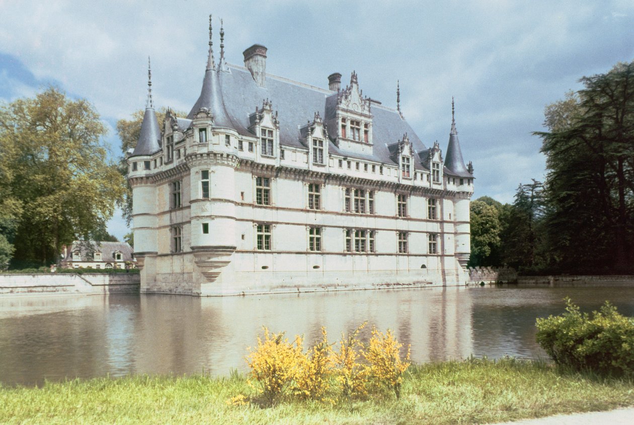 Vista esterna del Castello di Azay-le-Rideau, costruito per Gilles Berthelot, 1518-27 da French School