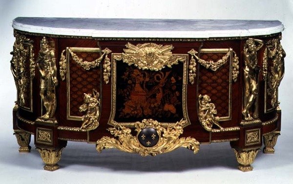 Comò bombato in stile Reggenza francese con montature in bronzo dorato, 1720 da French School