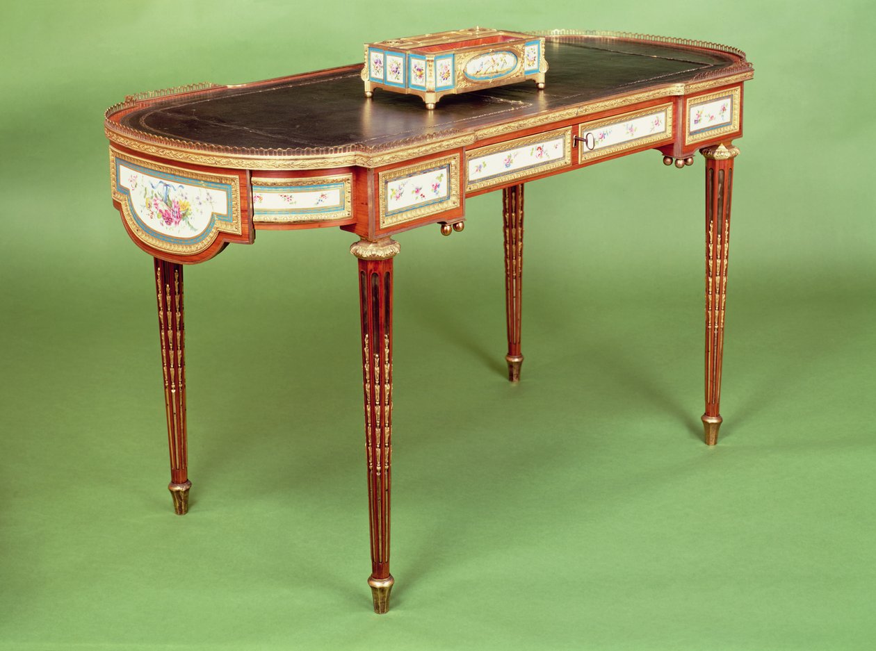 Bureau plat Luigi XVI con impiallacciatura in legno di tulipano chiaro e galleria sagomata in bronzo dorato, attribuito a Martin Carlin da French School