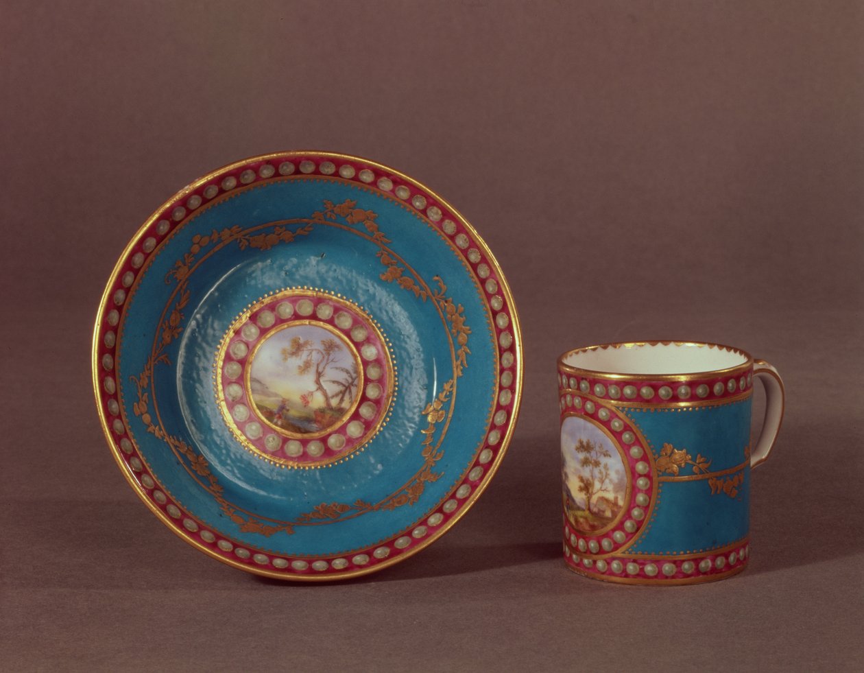 Tazza e piattino da caffè bleu celeste di Sevres, c.1780 da French School