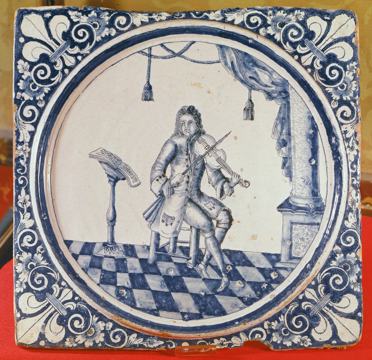 Piastrella raffigurante un violinista, da Rouen, 1706 da French School
