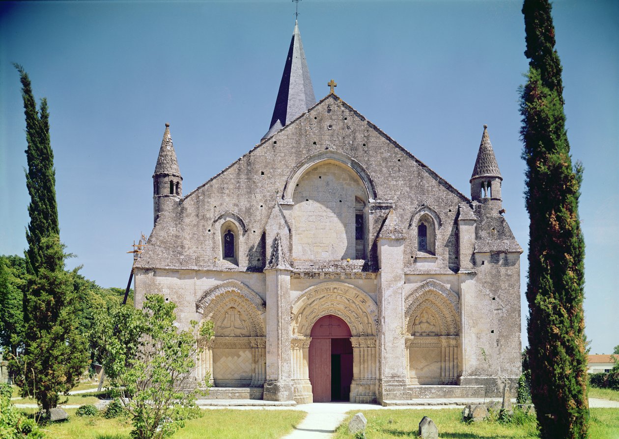 Vista della facciata della Chiesa di San Pietro da French School