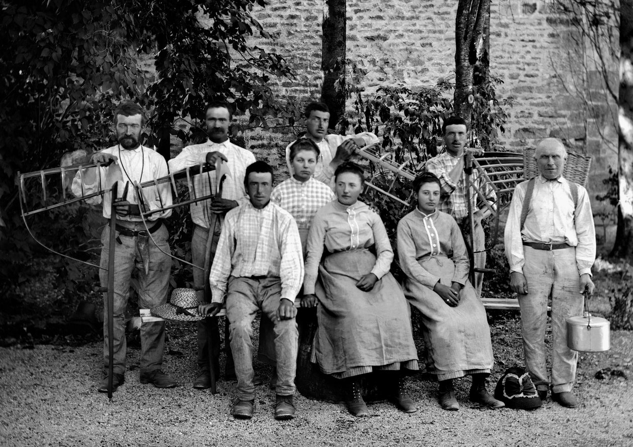 Lavoratori agricoli e i loro attrezzi, falce, rastrello-ertrier, cesto di treccia e recipiente per la raccolta, in una fattoria vicino a Bourmont in Haute-Marne (Haute Marne), circa 1890. Fotografia. Collezione Ducos da French Photographer