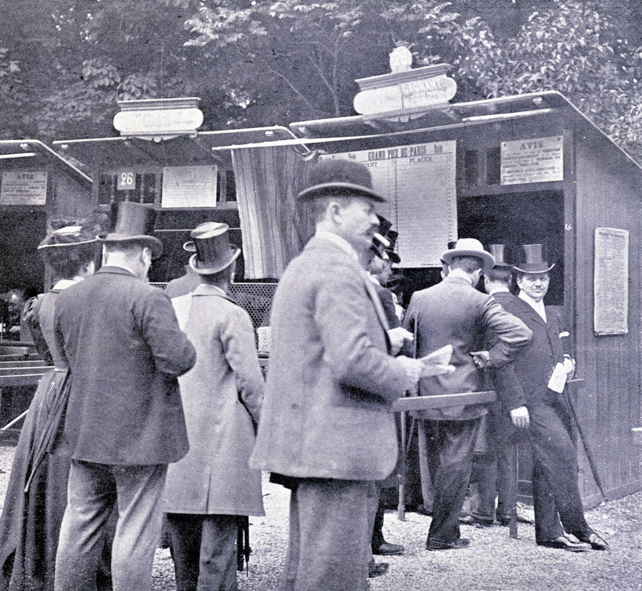 Scommesse prima della corsa dei cavalli (XIX secolo) da French Photographer