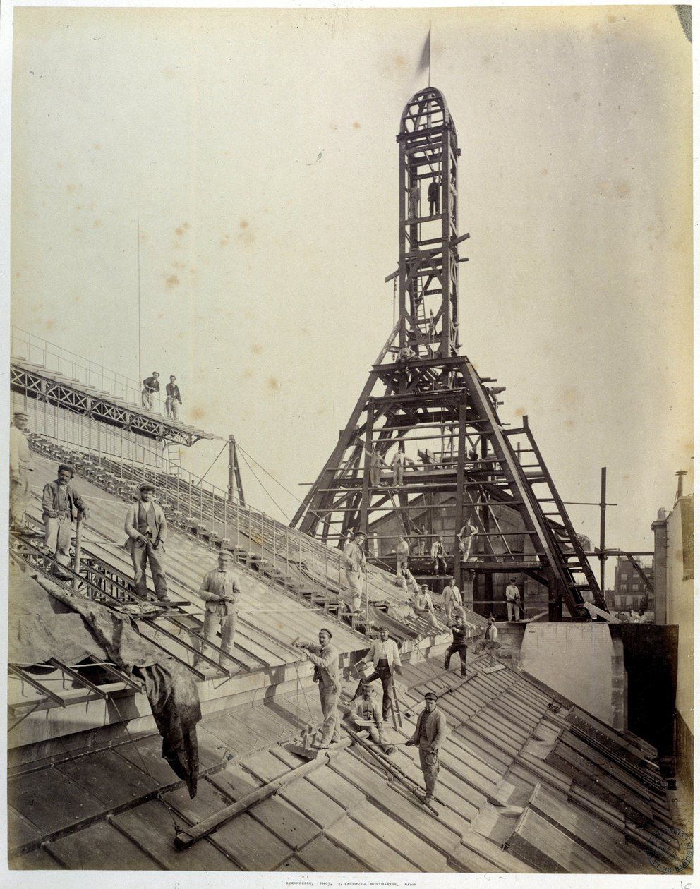 Costruzione del contatore nazionale di sconto di Parigi (o CNEP: una delle quattro banche fondate BNP Paribas): operai su vetro e impalcature (maggio 1881). Parigi, Bhvp da French Photographer