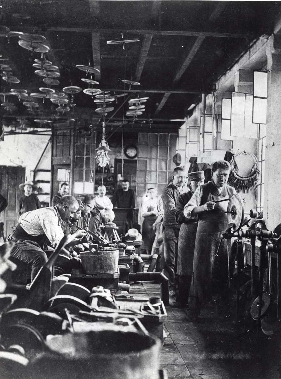 Coltellinai al lavoro nel laboratorio, Francia, fine XIX secolo (foto in b/n) da French Photographer