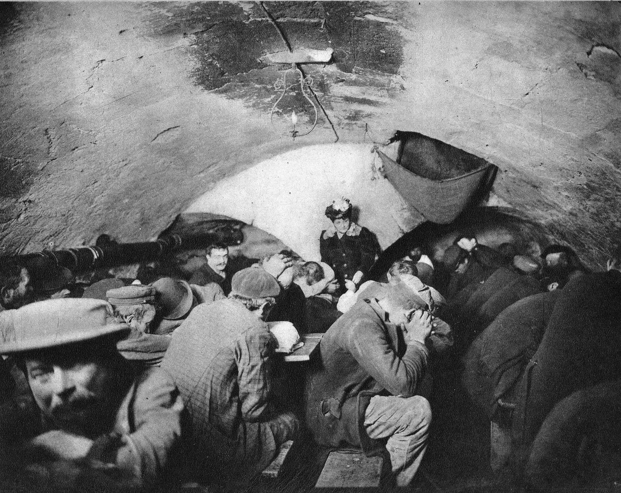 Vita quotidiana dei barboni di Parigi, rifugiati nelle volte. Fotografia, fine XIX secolo, Parigi. Coll. Selva da French Photographer
