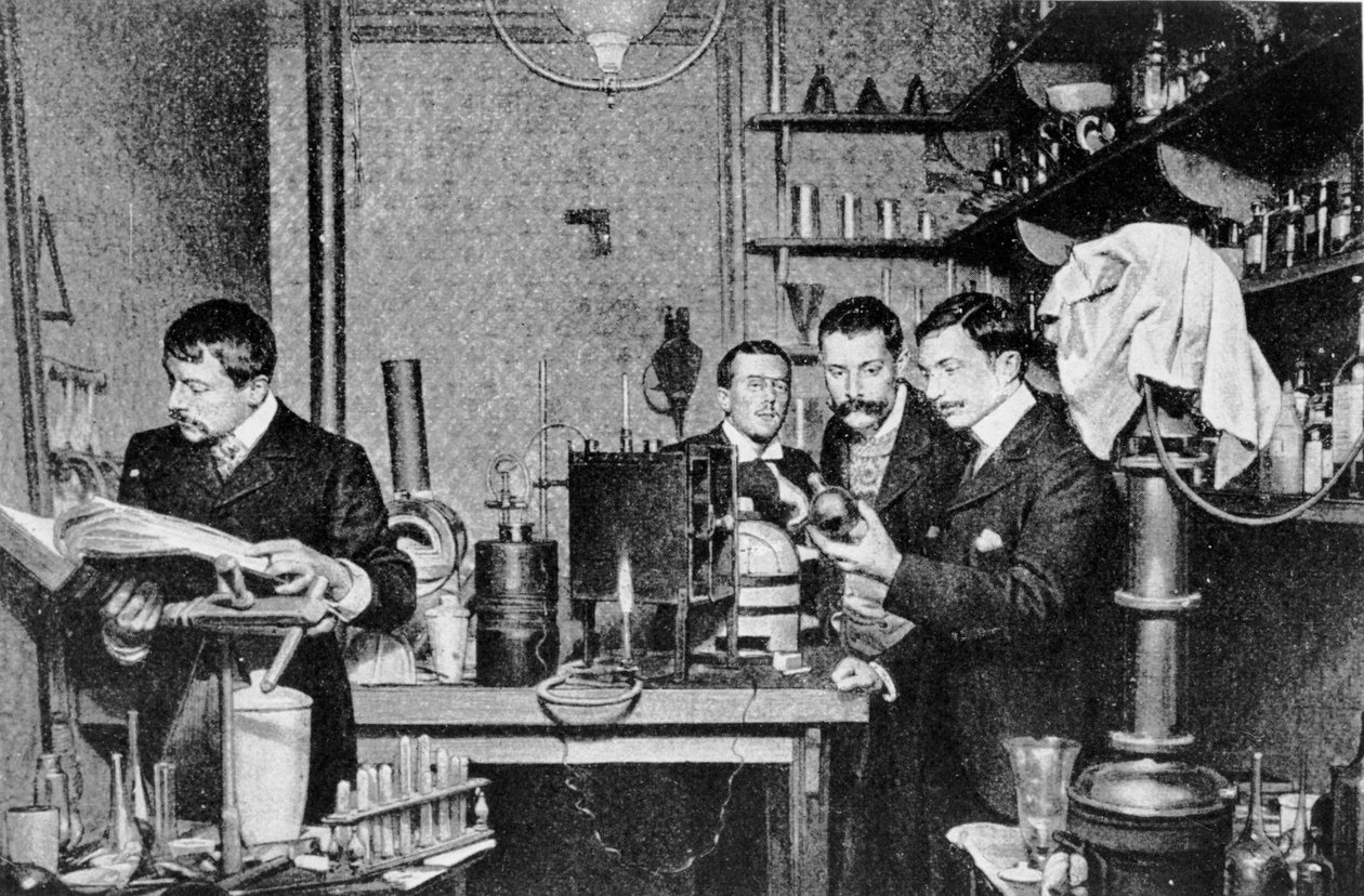 Direttori della Società di Alchimia e Astrologia di Francia nel loro laboratorio, 1903 da French Photographer