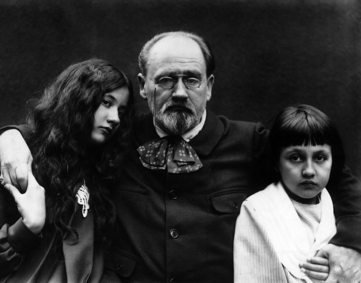 Emile Zola (1840-1902), scrittore e giornalista francese, nel giardino di Verneuil-sur-Seine (Yvelines) con i suoi figli Denise e Jacques da French Photographer