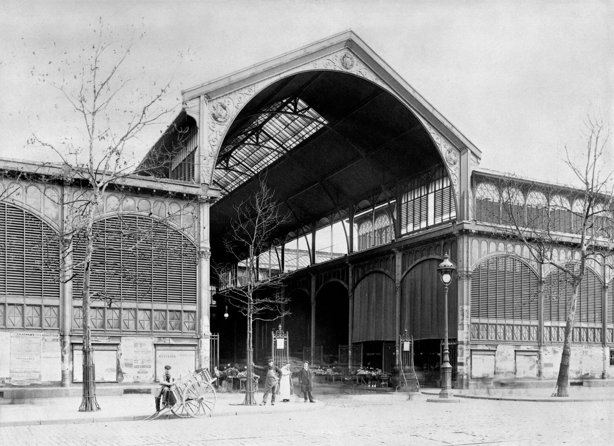 Ingresso a un padiglione del mercato centrale di Les Halles, Parigi, c.1900 da French Photographer