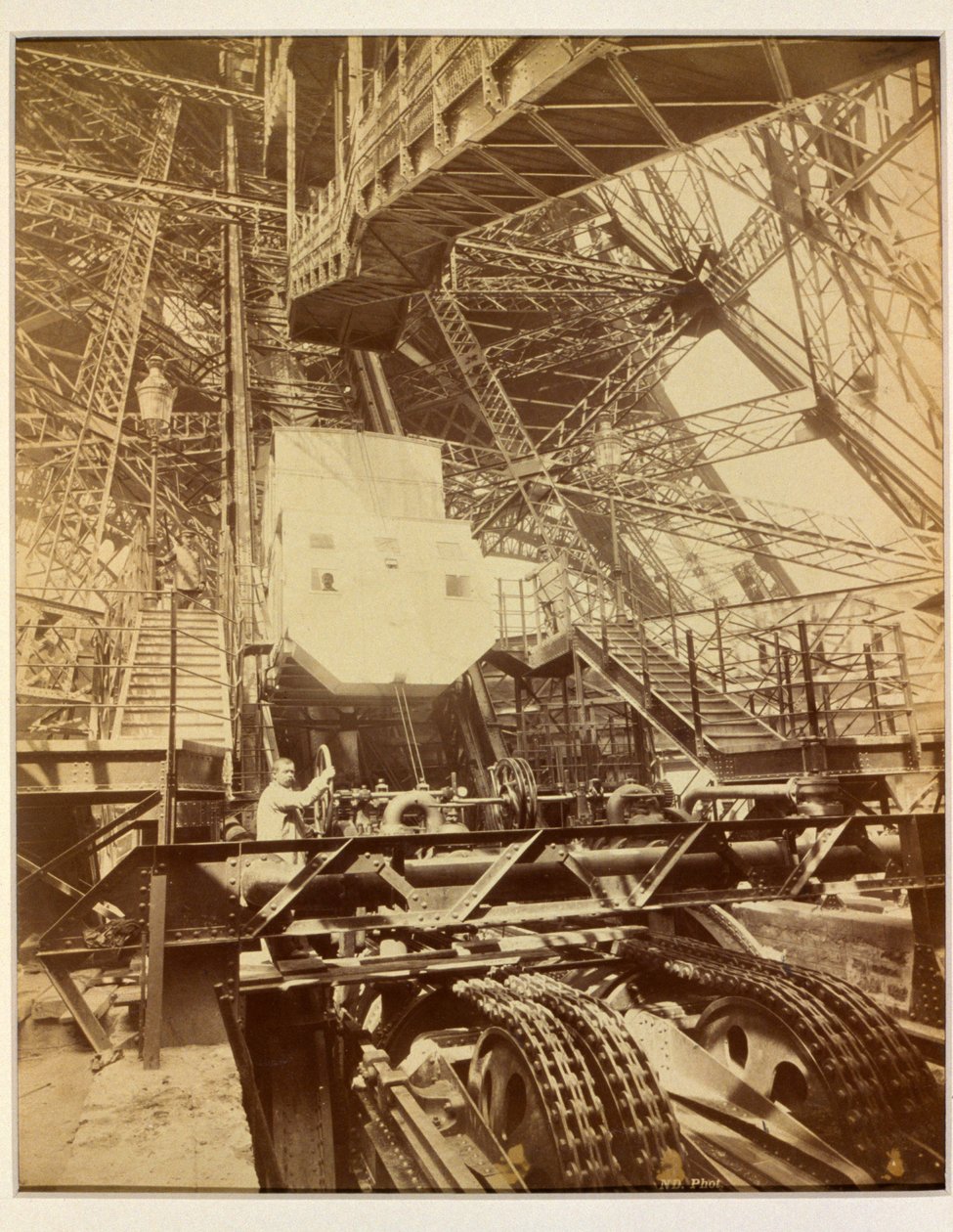 Attrezzatura per operare il sistema di sollevamento sulla Torre Eiffel, c.1888 da French Photographer