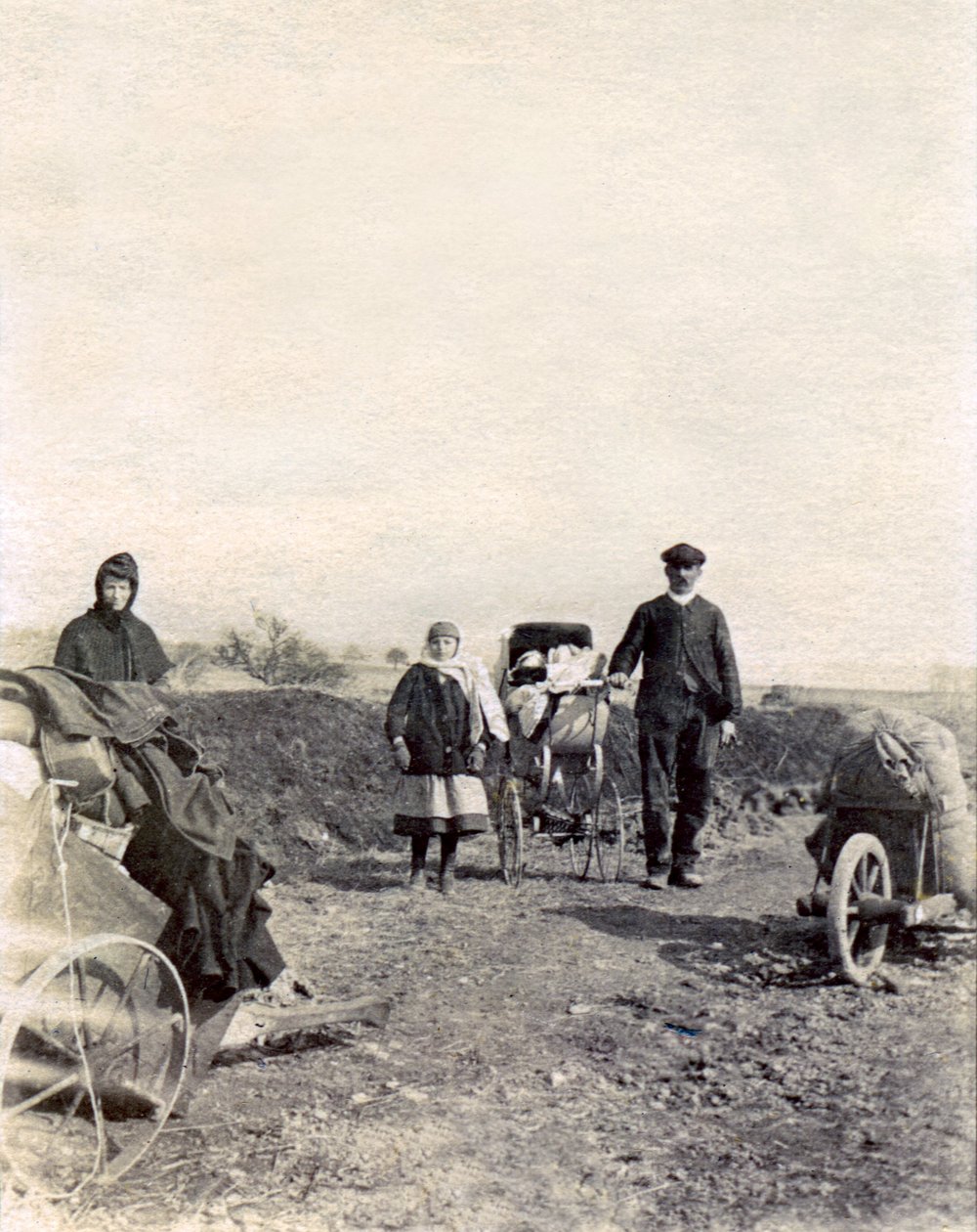 Esodo di una famiglia di contadini in fuga dai combattimenti, vicino a Boulogne-la-Grasse da French Photographer
