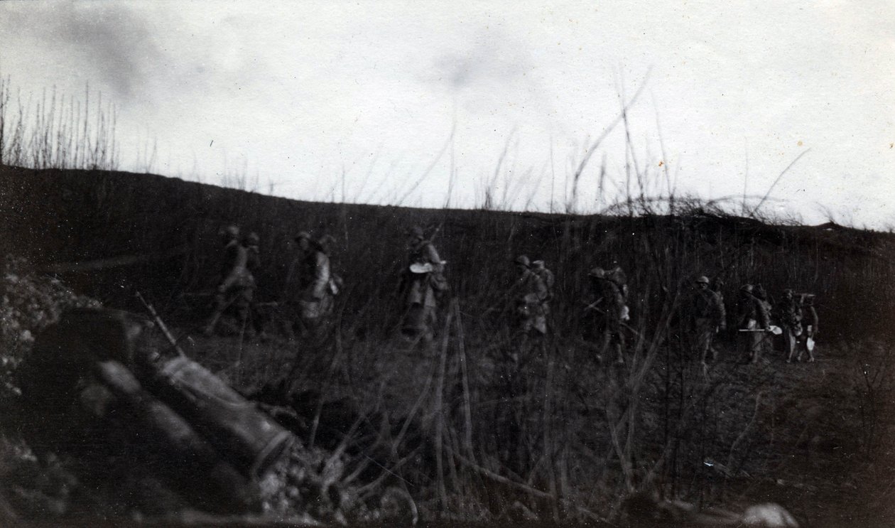 Prima Guerra Mondiale: un gruppo di soldati in marcia su Rocour (Saint Quentin) (Aisne) da French Photographer