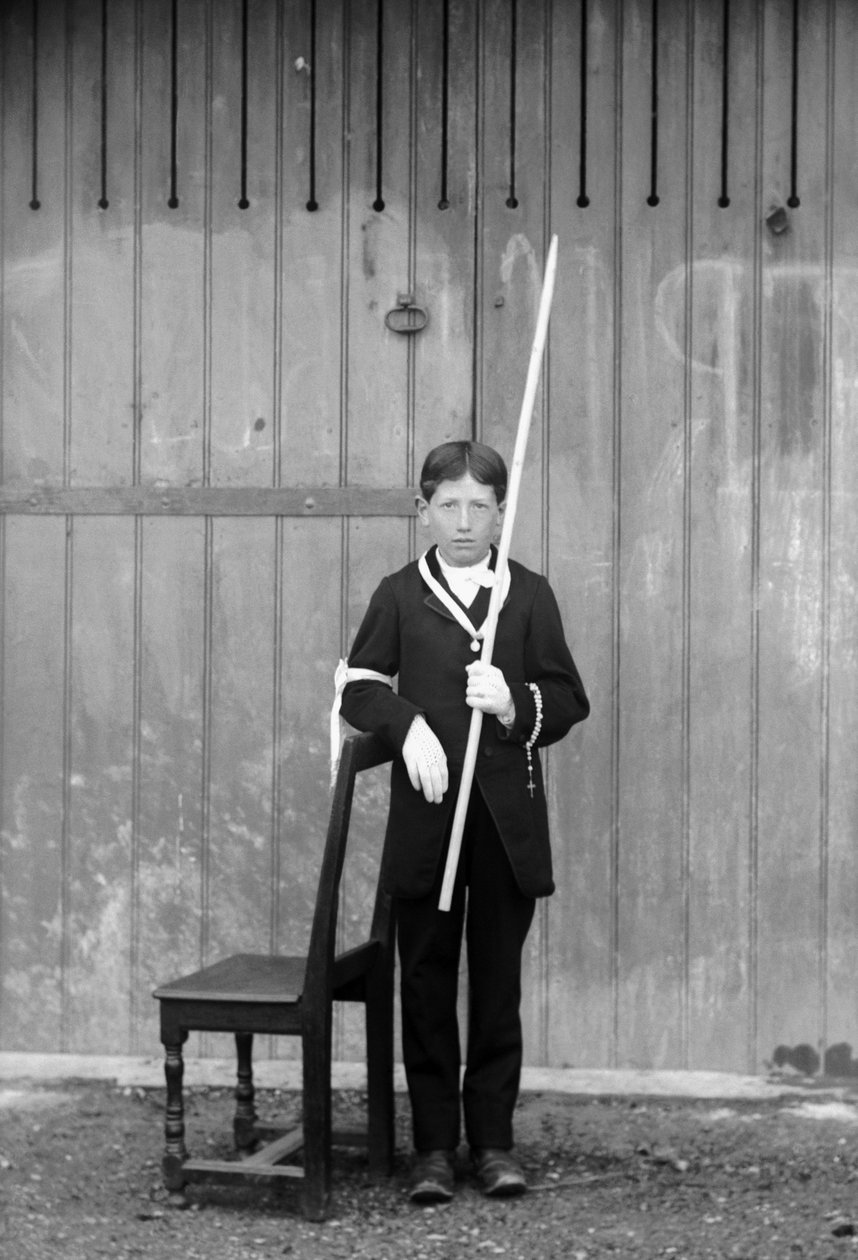 Primo comunicante, in costume bianco e guanti, con medaglie, rosario, polsino di pizzo bianco e una candela molto lunga, vicino a Bourmont in Haute-Marne, circa 1880. Fotografia. Collezione Ducos da French Photographer