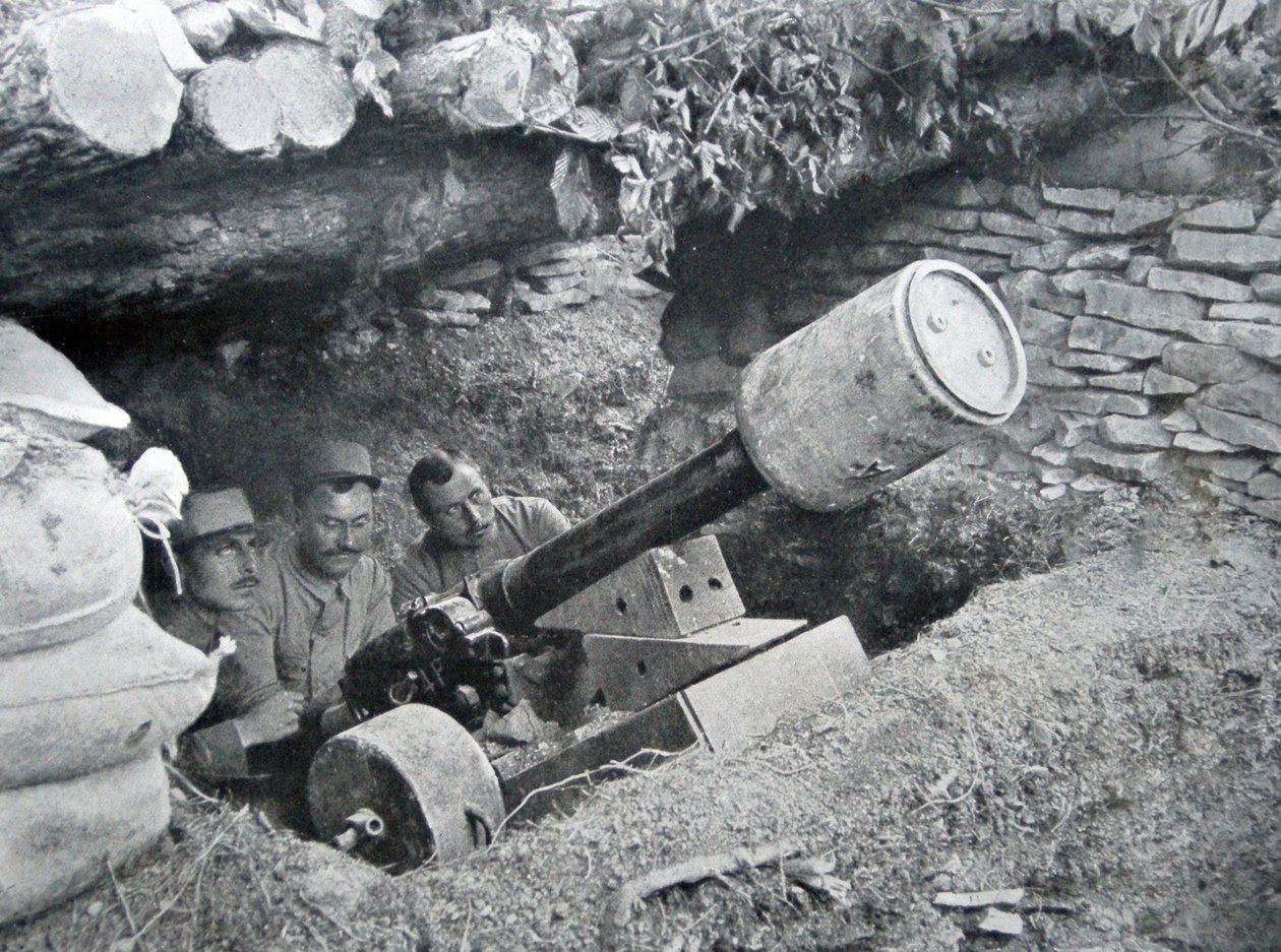 Cannone francese da 48 usato per lanciare mine terrestri, 1915 da French Photographer