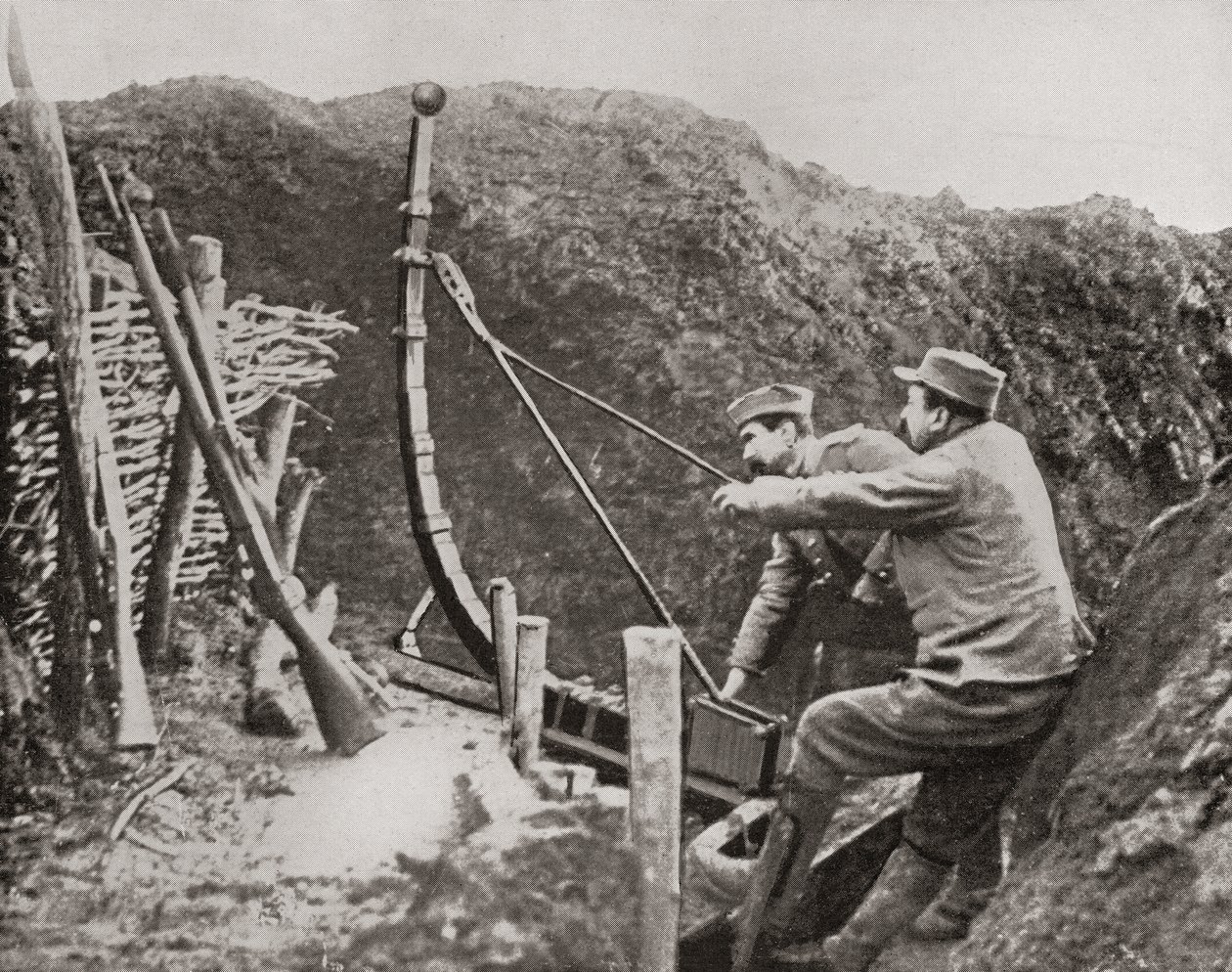 Soldati francesi che usano una catapulta per lanciare bombe durante la Prima Guerra Mondiale, da The Illustrated War News, 1915 da French Photographer