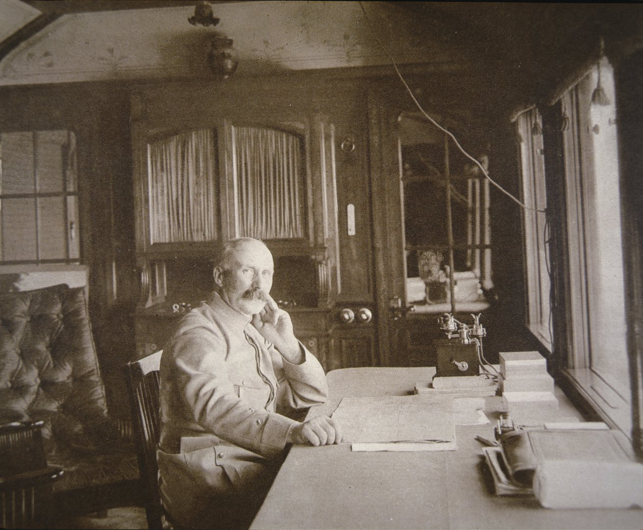 Generale Pétain nel suo vagone-salone HQ durante la Battaglia di Verdun, febbraio-dicembre 1916 (foto b/n) da French Photographer