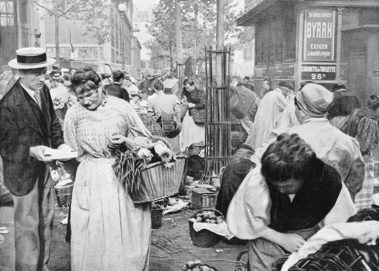 Venditore ambulante tra acquirenti e venditori, Les Halles, Parigi, 1896 da French Photographer