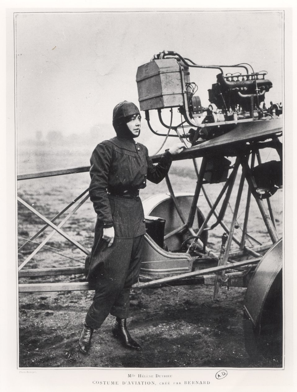 Helene Dutrieu accanto a un aereo, prima del 1914 da French Photographer