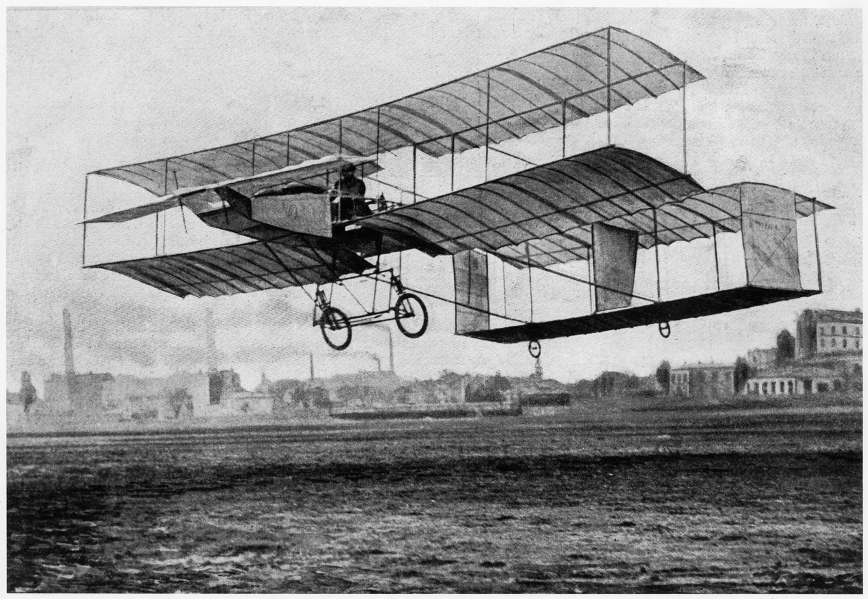 Henri Farman a Issy-les-Moulineaux nel suo aereo Voisin-Farman 1 da French Photographer