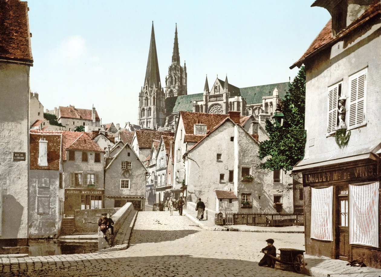 Vista di una strada a Chartres con la cattedrale sullo sfondo da French Photographer