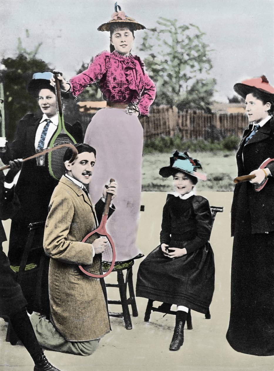 Marcel Proust scrittore francese in mezzo a un gruppo di giovani donne che suonano la chitarra con una racchetta da tennis, al tennis boulevard Bineau a Parigi, 1892 da French Photographer
