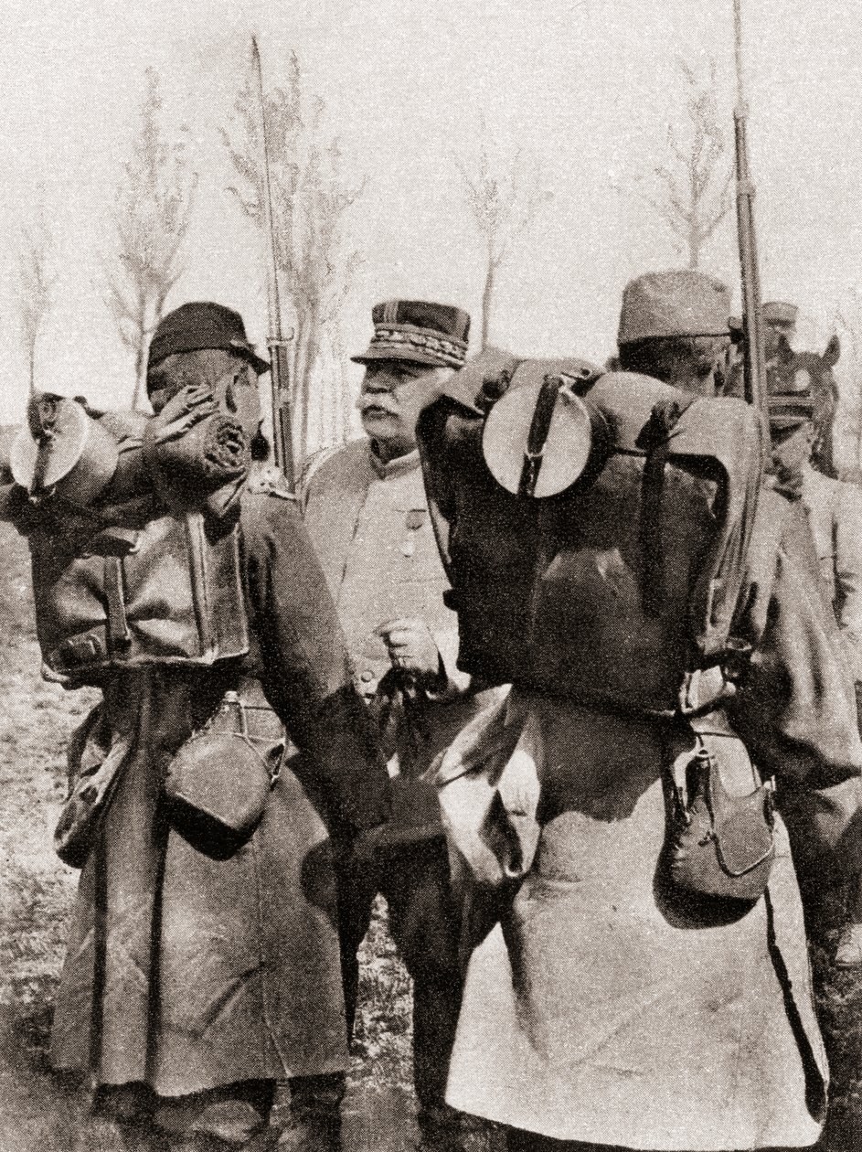 Maresciallo Joseph Jacques Césaire Joffre che ispeziona le sue truppe, da The Illustrated War News, 1915 da French Photographer